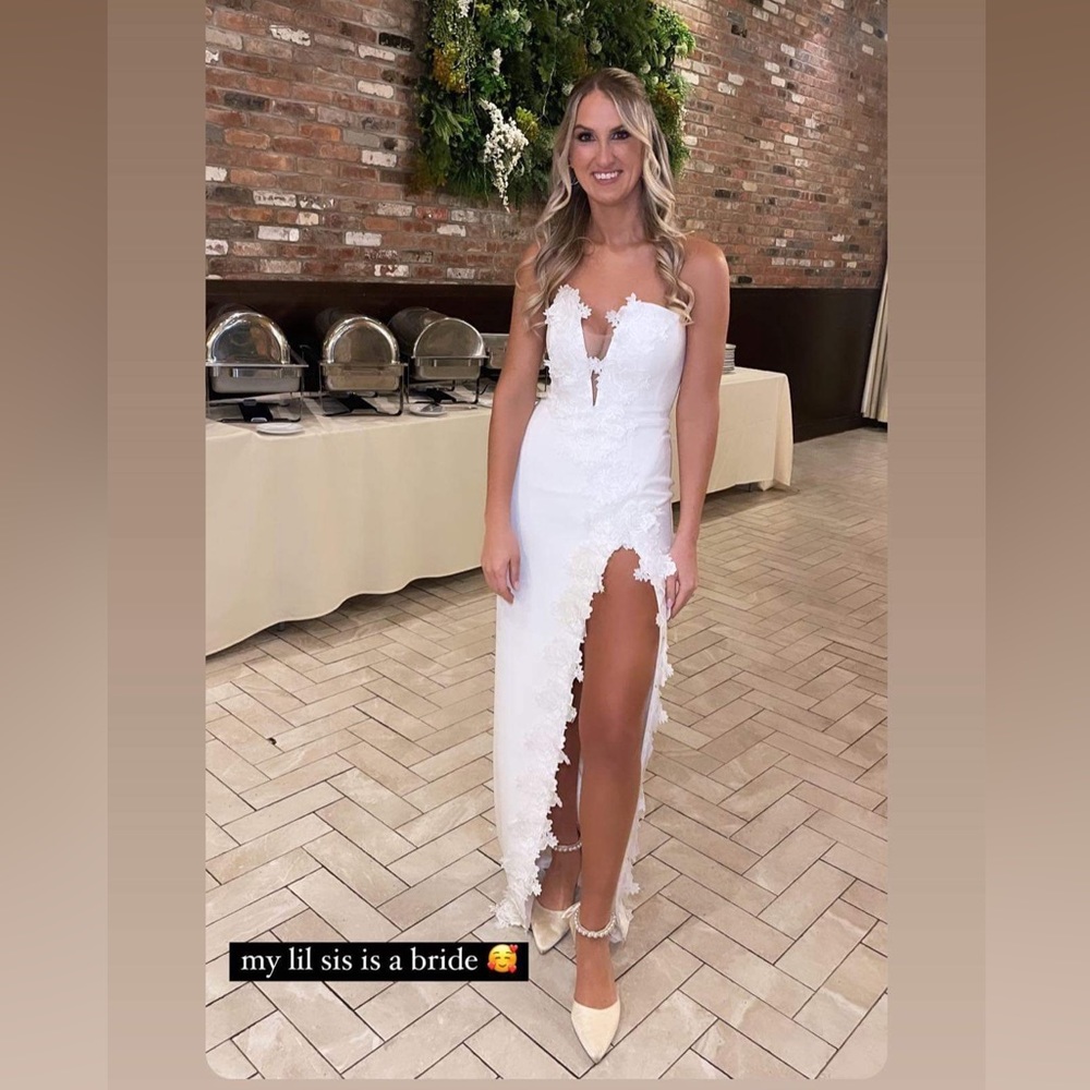 Sau lee dress size 4 fits closer to size 6 person!!